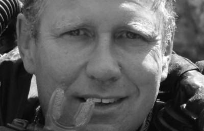 ކުދިންނާ އެކު ހޮހަޅައިގައި ހޭދަކުރި ޑޮކްޓަރު: ނަމޫނާ ބަތަލެއް