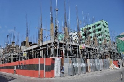 އިމާރާތެއްގެ މަތިން ވެއްޓުނު ސިމެންތި ބާލިދީ އަކުން ޖެހި ބިދޭސީއަކަށް އަނިޔާވެއްޖެ