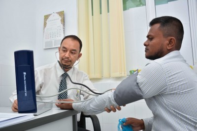 ބަނގްލަދޭޝް އިން ރާއްޖެއަށް 100 ޑޮކްޓަރުން ގެނައުމަށް މަސައްކަތް ކުރަނީ