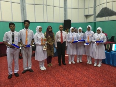 ހިއުމަން ރައިޓްސް ކުއިޒްގެ ޗެމްޕިއަންކަަން އިމާދުއްދީން ސްކޫލުން ދިފާއު ކޮށްފި