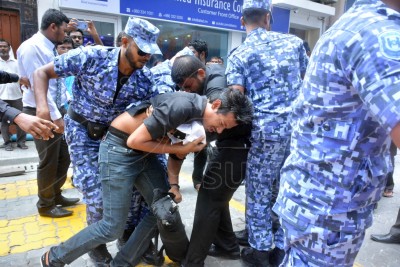 ނޫސްވެރިން ހައްޔަރުކުރި އިހްތިޖާޖަށް ހާލަތާ ނުބައްދަލު ބާރު ފުލުހުން ބޭނުންކުރި: އެމްއެމްސީ
