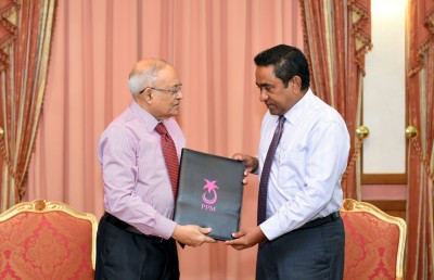 ފޯނު ދެއްވި ނަމަ، މައުމޫން ހުންނަވާނީ ގޭގައި: ރައީސް ޔާމީން