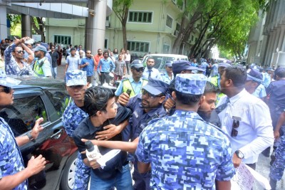 ބޭނުން ކުރީ ހާލަތާ އެކަށޭނަ އެންމެ ކުޑަ މިންވަރުގެ ބާރު: ފުލުހުން