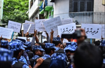 މިނިވަން އިންތިޚާބަކަށް ގޮވާލައި އިލެކްޝަންސް ކޮމިޝަން ކައިރީގައި މުޒާހަރާކޮށްފި