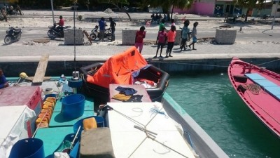 ބޯޓެއް އަޑިއަށް ގޮސް، ހާލުގައި ޖެހުނު 10 މީހުން ސަލާމަތްކޮށްފި