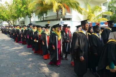 ވިލާ ކޮލެޖުގައި ހިންގާ އޯޔޫއެމްގެ ކޯސްތަކުން 303 ދަރިވަރަކު ދަސްވެނިވެއްޖެ