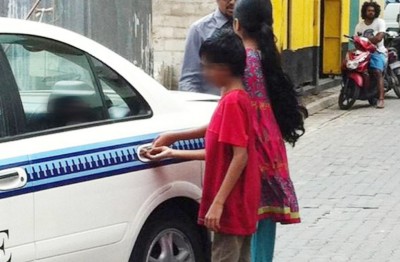 އެކަނި މަގުމަތީގައި އުޅެނިކޮށް ރޭ ފެނުނު ތުއްތު ކުއްޖަކު އާއިލާއާ ހަވާލުކޮށްފި