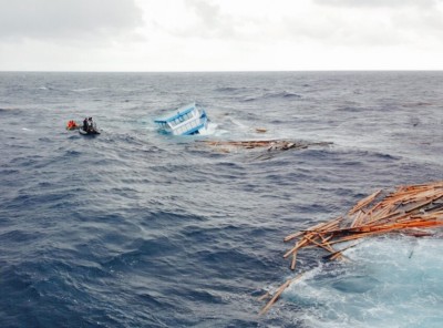 ކޮންޓެއިނަރު ބަރުކޮށްގެން ދިޔަ ދޯންޏެއް އަޑިއަށް ހިނގައްޖެ
