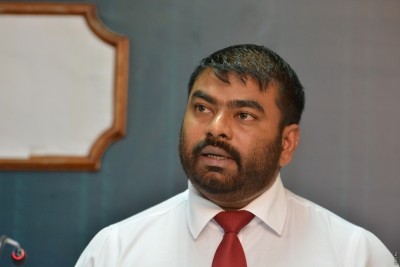 ކޮމިޝަނާ އޮފް ޕްރިޒަންސް އޮފީހަށް ނުނިކުމެ، ގޭގައި މަޑުކުރަން އަންގައިފި