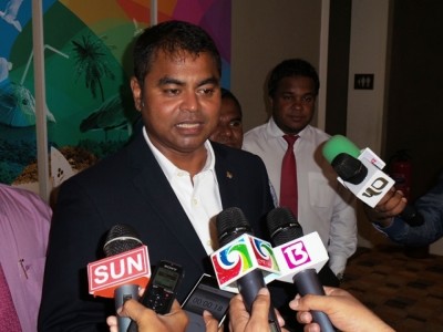ޕެރިސް އެގްރީމެންޓްގައި ސޮއިކުރެއްވުމަަށް އެންވަޔަރުމަންޓް މިނިސްޓަރު ފުރާވަޑައިގެންފި