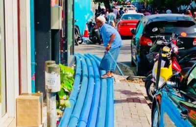 ދުވަހުގެ ފޮޓޯ: އުމުރުން ދުވަސްވީ މީހެއްގެ ތަކުލީފު