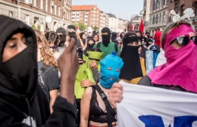 މޫނު ބުރުގާ އެޅުމުން ޑެންމާކުގެ އަންހެނަކު ޖޫރިމަނާކޮށްފި