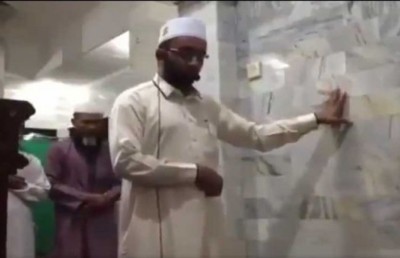 ބިންހެލުމުގައި ފާރުގައި ހިފަހައްޓައިގެން ނަމާދު ކުރި އިމާމަށް ތައުރީފް