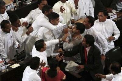 ލަންކާގެ މަޖިލީހުގައި ހަމަނުޖެހުން ހިންގައި، މެމްބަރަކު ހޮސްޕިޓަލުގައި!