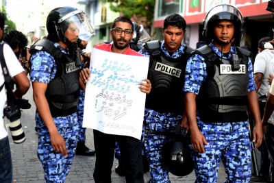އާންމުންނަށް އުނދަގުވާ ކަމަށް ބުނެ މަސައްކަތްތެރިންގެ ހިނގާލުން ފުލުހުން ހުއްޓުވައިފި