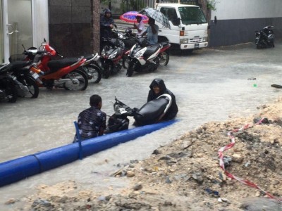 ރައްކާތެރިކަމުގެ ފިޔަވަޅު ނާޅައި ހުއްޓައި ސައިކަލަކާ އެކު މީހަކު ވަޅުގަނޑަކަށް ވެއްޓިއްޖެ