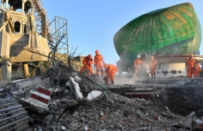 ބިންހެލުމުގައި ވެއްޓުނު މިސްކިތްތަކުގެ ދަށުން މީހުން ސަލާމަތް ކުރަނީ