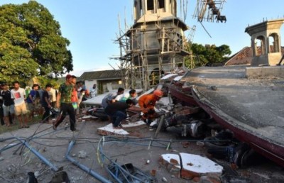 ބިންހެލުމުގައި ވެއްޓުނު މިސްކިތްތަކުގެ ދަށުން މީހުން ސަލާމަތް ކުރަނީ