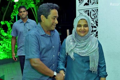 ރައީސް ހާމަކުރެއްވި އާއިލީ ސިއްރު: ސިޔާސީ ދާއިރާގައި ނޫޅެން އަނބިކަނބަލުން އެދުނު
