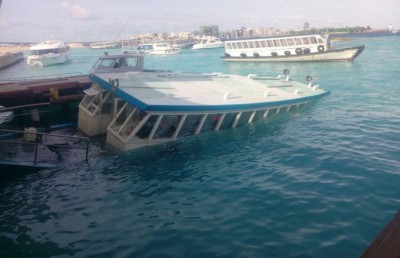 ހުޅުލޭގައި އަލަށް ހެދި ނެރަށް ފެރީއެއް އަރައި އަޑިއަށް ގޮސްފި