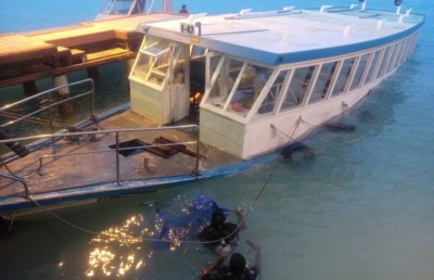 ހުޅުލޭގައި އަލަށް ހެދި ނެރަށް ފެރީއެއް އަރައި އަޑިއަށް ގޮސްފި