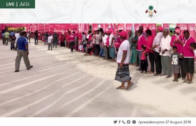 ރައީސް ޔާމީނަށް، ދުވާފަރުން އެތައް ސަތޭކަ ބަޔަކު ނުކުމެ ހޫނު މަރުހަބާއެއް ކިޔައިފި