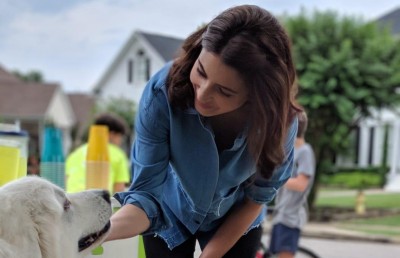 އަނުޝްކާ ގޫގުލް ފޯނު ޕްރޮމޯޓްކުރީ އައިފޯނަކުން