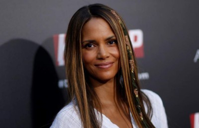 ހެލީ ބެރީ ފިލްމެއް ޑައިރެކްޓް ކުރަނީ