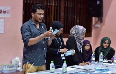 ވޯޓު ކަރުދާސްތައް ރަށްރަށަށް ފޮނުވަން ފަށައިފި