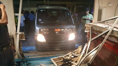 ވޭނެއް ކޮންޓްރޯލް ނުވެ، ބަނދަރުގައި އޮތް ބޯޓަކަށް އަރައިފި