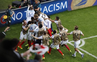 ދެވަނަ ބުރުގައި އިނގިރޭސީން ނުކުންނަން ޖެހެނީ އައިސްލެންޑާ ދެކޮޅަށް