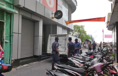 އިބޫގެ ކެމްޕެއިން އޮފީހަށް ފުލުހުން ވަނީ ރިޝްވަތަށް ތުހުމަތުކޮށް!