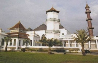 އިންޑޮނީޝިއާގައި ފަތިސް ނަމާދު ނުކުރާ ނަމަ ވަޒީފާ ގެއްލިދާނެ ކަމަށް އަންގައިފި