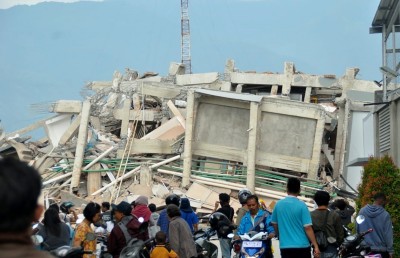 އިންޑޮނީޝިއާގެ ބިންހެލުމުގައި މަރުވި މީހުންގެ އަދަދު 400 އަށް