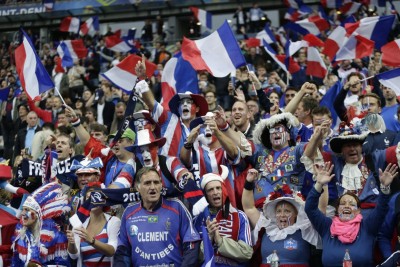 ފްރާންސް–އައިސްލެންޑް މެޗު ކުޅޭ ސްޓޭޑިއަމް ކައިރީގައި އެއްޗެއް ގޮއްވާލައިފި