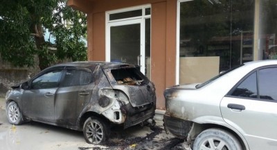 ފޭދޫގައި ދެ ކާރެއްގައި ރޯކޮށްލައިފި