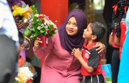 ޓީޗަރުންނަށް އޮތް ލޯބި ބަންޑުންކޮށްލައިފި