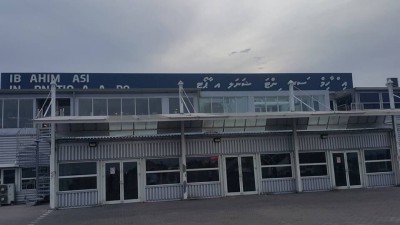 އެއާޕޯޓު ނަންބޯޑުގެ އަކުރުތައް ވެއްޓުނީއެއް ނޫން، ބޮކި ހަރުކުރަން ނެގީ!