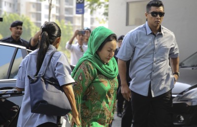 މެލޭޝިއާގެ ކުރީގެ ބޮޑުވަޒީރު ނަޖީބުގެ އަނބިކަނބަލުން ހައްޔަރުކޮށްފި