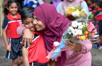 ޓީޗަރުންނަށް އޮތް ލޯބި ބަންޑުންކޮށްލައިފި