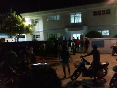 މީހެއްގެ އަނތްބަކާ އެކު އެކަހެރިކޮށް ހުރި ފުލުހަކު އެހެން ރަށަކަށް ބަދަލުކޮށްފި