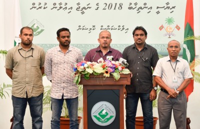 އީސީގެ ރައީސް ޝަރީފް ފިޔަވައި ހުރިހާ މެމްބަރުން ރާއްޖޭން ބޭރުގައި