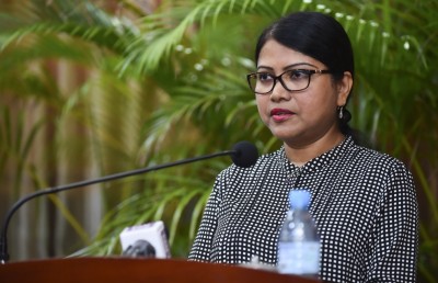 ޑރ. ޝީޒާ، މެޑިސިން ސްކޫލުގެ ފުރަތަމަ ޑީނަކަށް