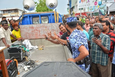 ދަތުރުވެރިންގެ މާރުކޭޓު ކައިރިން ޕިކަޕެއް ހުއްޓުވައި، މަހުލޫފާއި އީސަ ފުލުހުންގެ ބެލުމުގެ ދަށަށް!