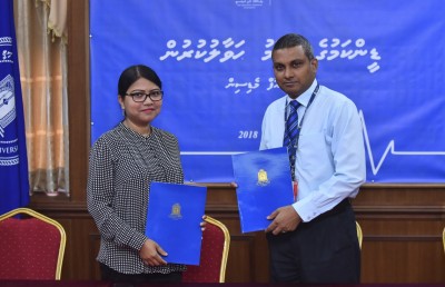 ޑރ. ޝީޒާ، މެޑިސިން ސްކޫލުގެ ފުރަތަމަ ޑީނަކަށް