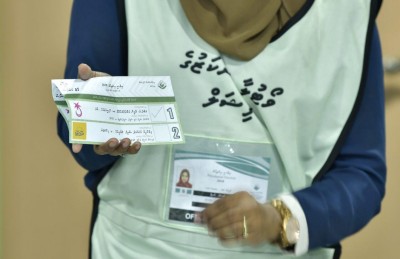 ވޯޓް ކަރުދާސް ޕްރިންޓް ކުރި މުވައްޒަފުންނަށް ރިޝްވަތު ހުށަހެޅި މައްސަލައެއް ބަލަނީ