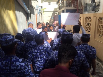 ހިޔާލުފާޅު ކުރުން ހަނިކުރާ ބިލު ބަހުސް ފަށައިފި، މަޖިލިސް ދޮށުގައި މުޒާހަރާ