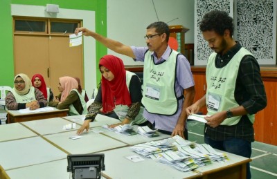 ޖާދޫގެ އަނގޮޓިން ވޯޓު އޮޅުވާލުން ބޮޑު ޖޯކަކަށް!