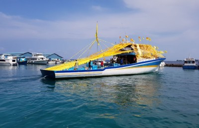 ނަޝީދަށް މަރުހަބާ ދަންނަވަން ރަށްރަށުން މީހުން މާލެ އަންނަނީ