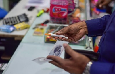 ވަގަށް އެތެރެކުރި ސިގިރެޓުތަކެއް ހޯދަނީ